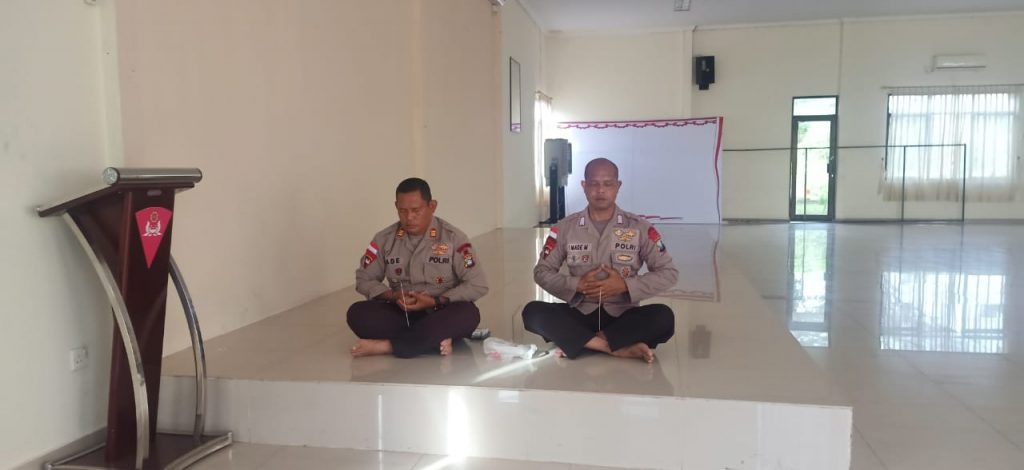 giat ibadah personel beragama Hindu