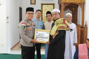 Jumat Berkah, Biddokkes Polda Kepri dan RS Bhayangkara Batam Gelar Baktikes dan Bansos di Masjid As Sa’diyah