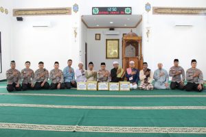 Jumat Berkah, Biddokkes Polda Kepri dan RS Bhayangkara Batam Gelar Baktikes dan Bansos di Masjid As Sa’diyah