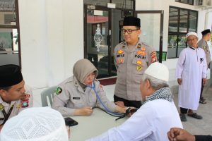 Jumat Berkah, Biddokkes Polda Kepri dan RS Bhayangkara Batam Gelar Baktikes dan Bansos di Masjid As Sa’diyah