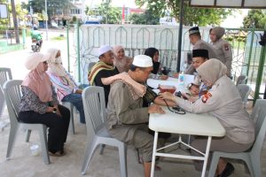 Jumat Berkah, Biddokkes Polda Kepri dan RS Bhayangkara Batam Gelar Baktikes dan Bansos di Masjid As Sa’diyah