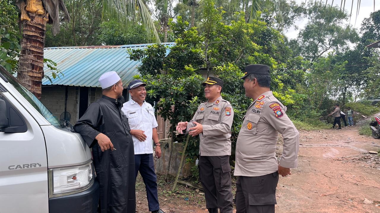 Polsek Sekupang Salurkan Bantuan Sembako Untuk Warga Terdampak Angin Kencang Di Kampung Bukit Batu