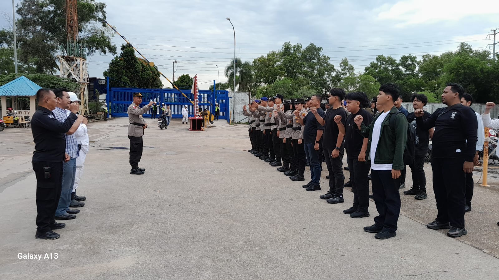 Polresta Barelang Hadir Humanis Amankan Aksi Unjuk Rasa KRB di PT. ASL Marine Shipyard dan PT. Caterpillar Batam