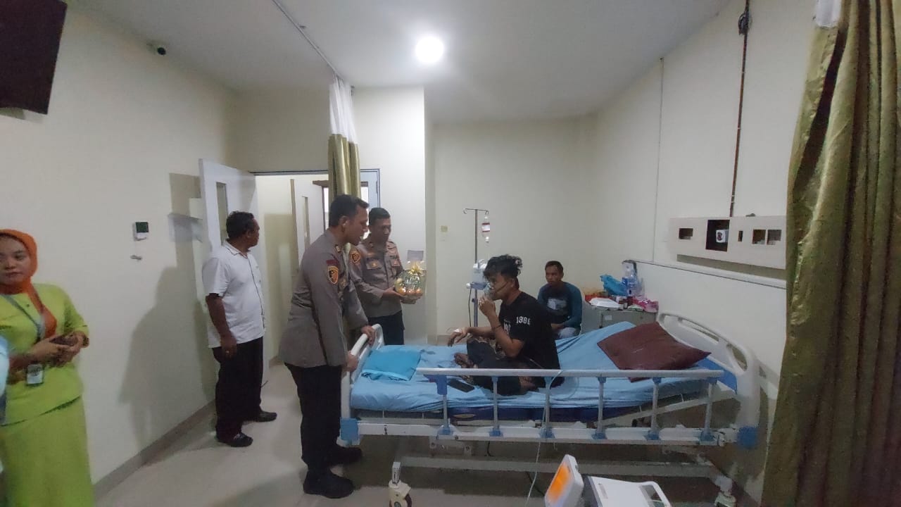 Polsek Batu Aji Beri Tali Asih kepada Korban Kebakaran PT. ASL Shipyard sebagai Bentuk Kepedulian Polri