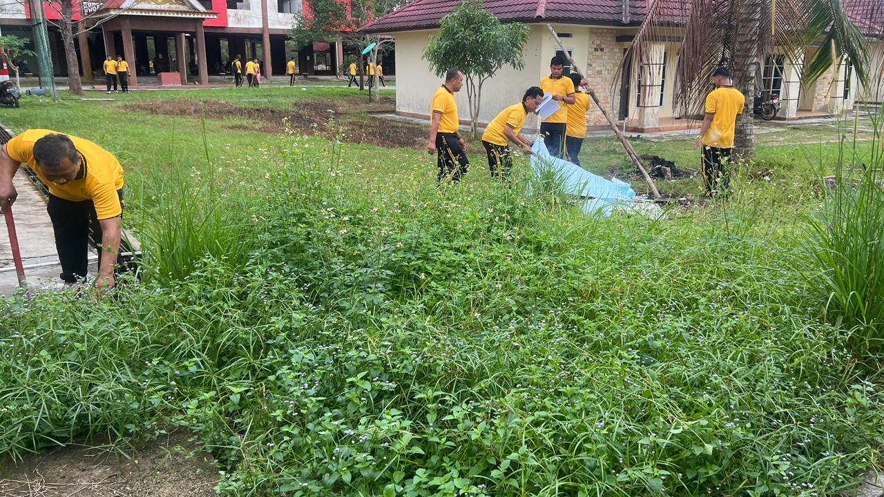 Semangat Kebersamaan, Polres Lingga Gelar Gotong Royong Ciptakan Lingkungan Kerja yang Bersih dan Nyaman