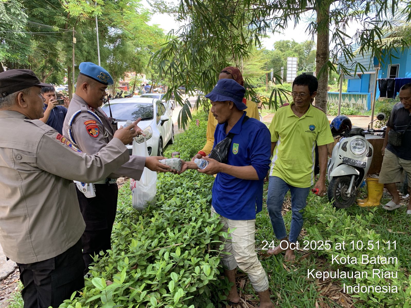 Kepedulian Polsek Batam Kota, Bagikan Nasi Bungkus untuk Warga Kurang Mampu di Wilayah Kecamatan Batam Kota