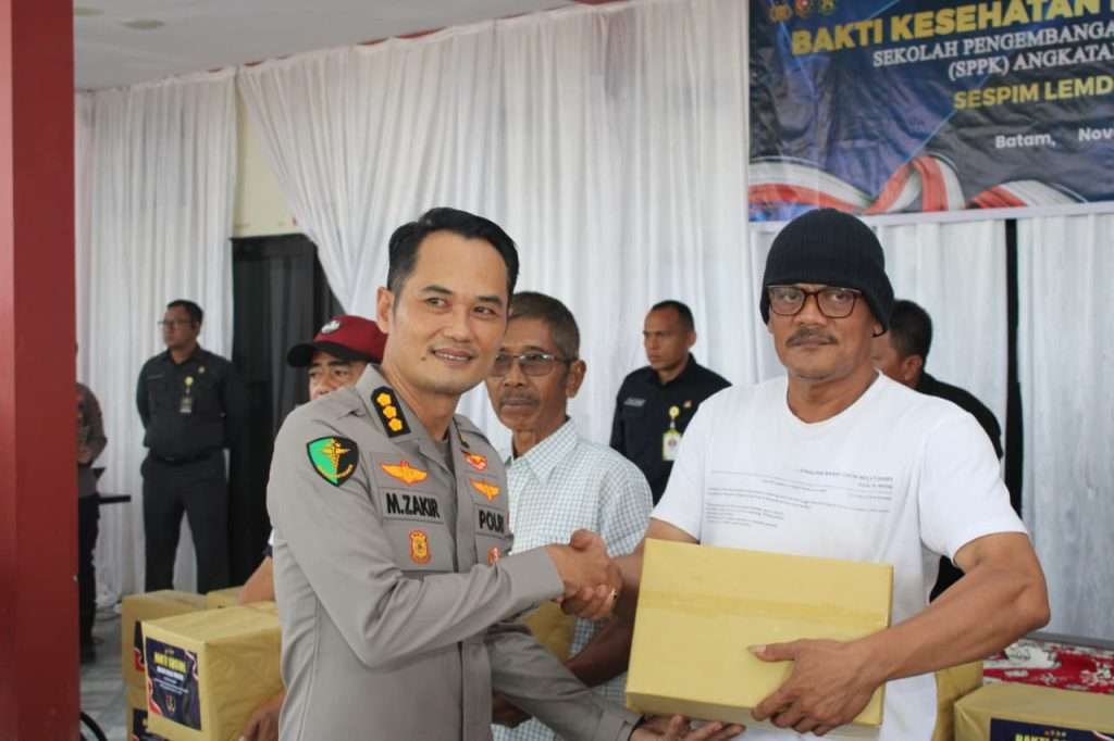 BAKTI KESEHATAN DAN BANTUAN SOSIAL KEPADA MASYARAKAT